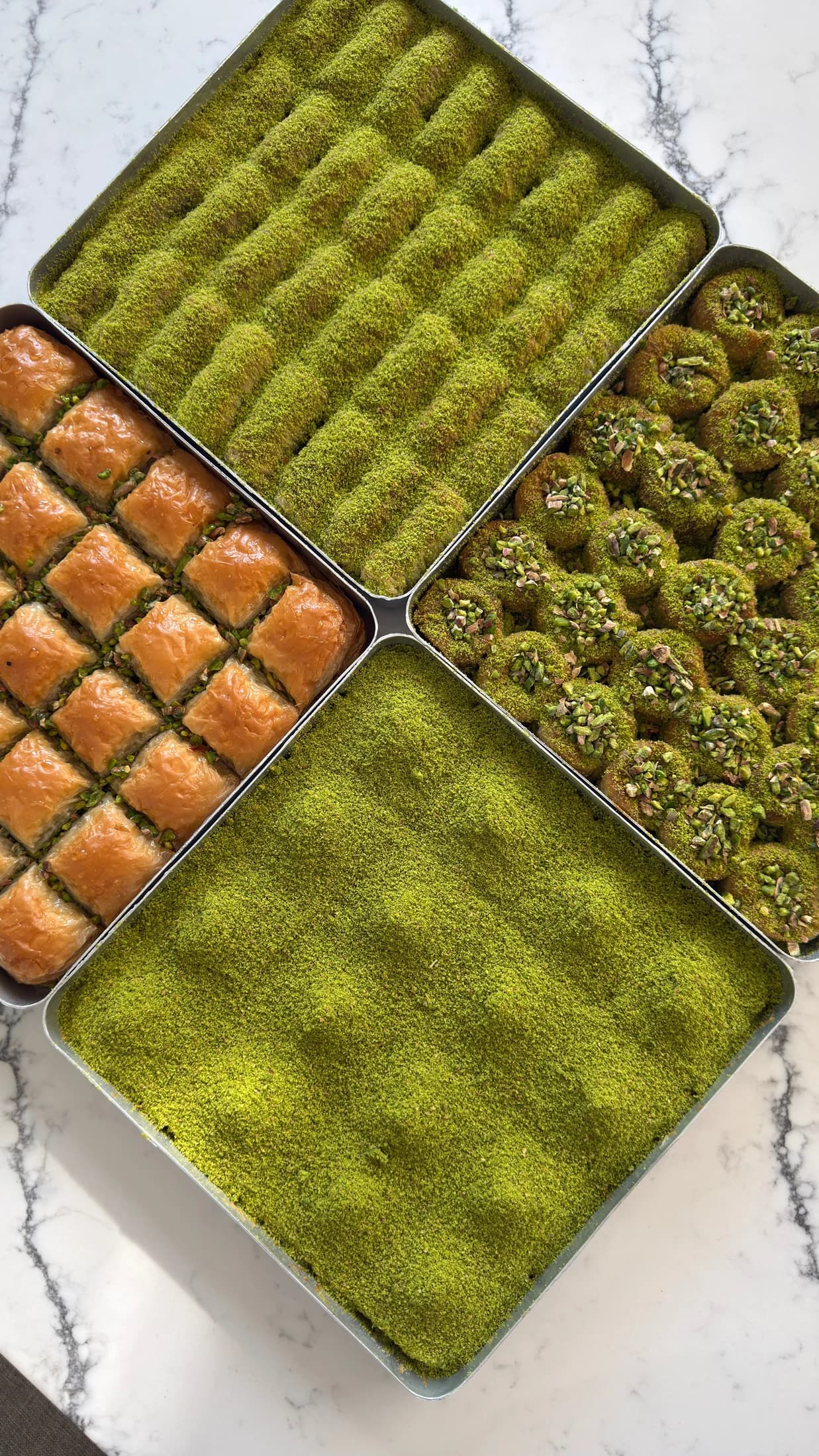 Sherbet Cahit İnalbars baklava ve fıstıklı tatlı sunumu